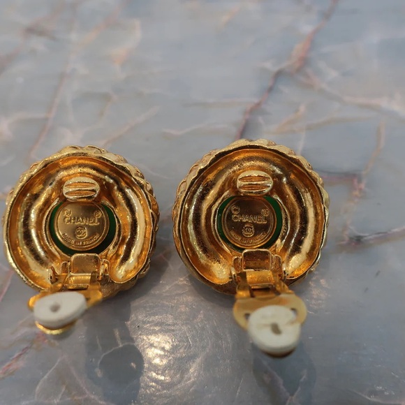 Chanel vintage gripoix faux emerald earrings - Picture 5 of 8